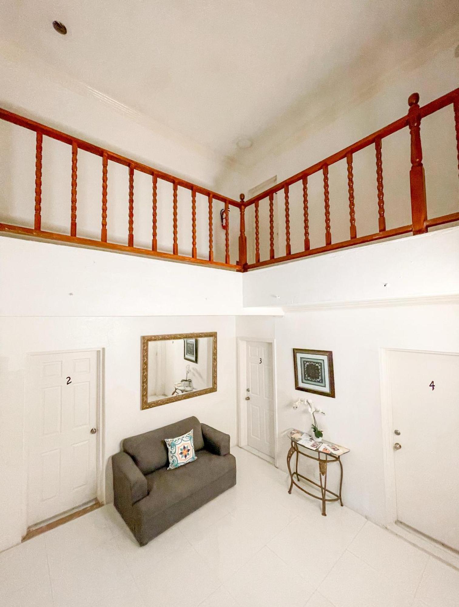 Golden Palms House Bed & Breakfast Nassau Exterior photo
